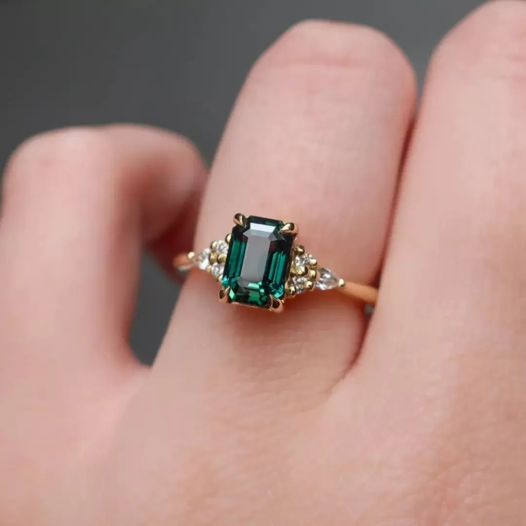 /public/photos/live/Excellent Cut Dark Green Emerald Engagement Ring 224 (3).webp